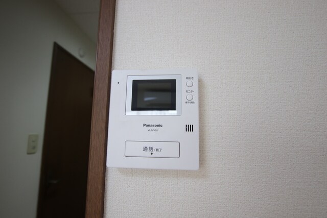 物件内観写真14　(TVモニタ付きドアホンで安心です。)