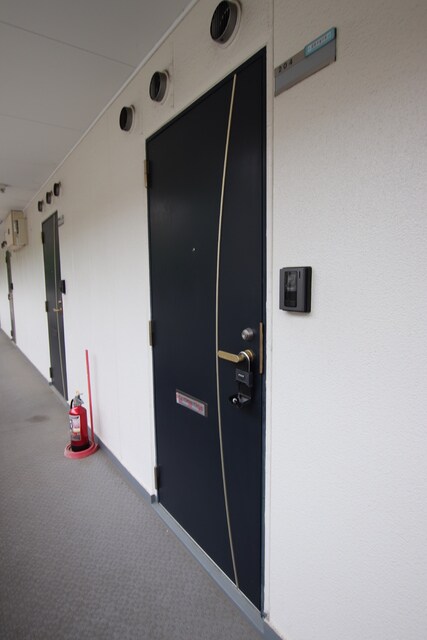 物件内観写真16　(外から見た玄関です。)