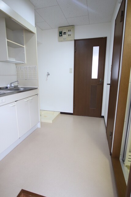 物件内観写真23　(玄関から見たキッチンスペースです。)