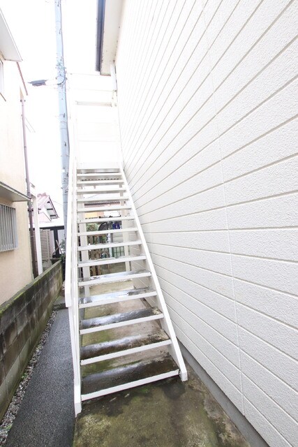 物件外観写真7　(共用階段)