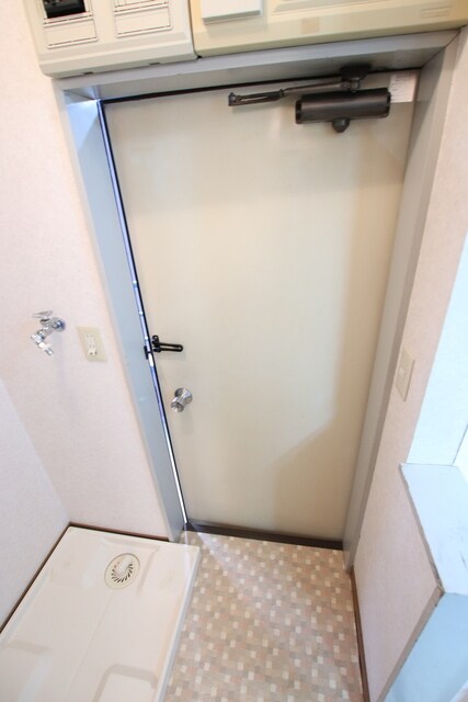 物件内観写真21　(キッチン側の玄関です♪)