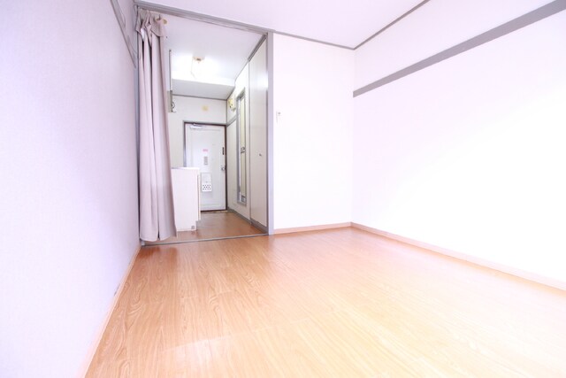 物件内観写真8　(★【洋室6帖】シンプルでレイアウトしやすい洋室★)