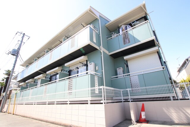 物件外観写真2　(★メーカー施工　かわいらしいグリーンの外壁★)