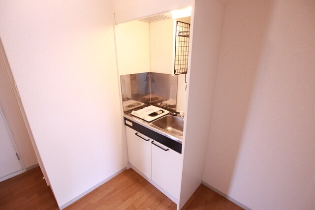 物件内観写真10　(★ミニ収納棚付き・コンパクトキッチン★)