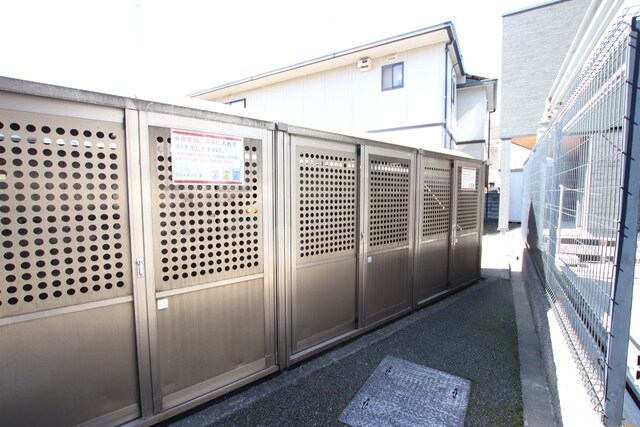 物件外観写真5　(★敷地内の専用ごみ置場★)