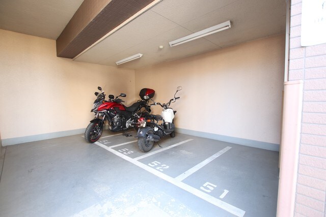 物件外観写真6　(★敷地内バイク置き場★（空き状況・使用料等詳細はご確認下さい）)