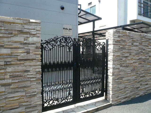 物件外観写真4　(★建物入口はおしゃれな門扉付き★)