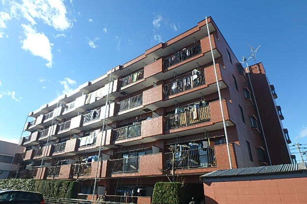 物件外観写真1　(★目の前は隣地駐車場なので日当たり良好★)