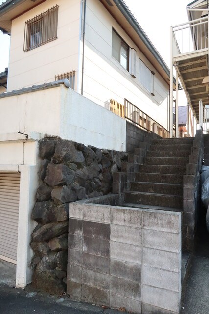 物件外観写真6　(建物入り口☆彡)