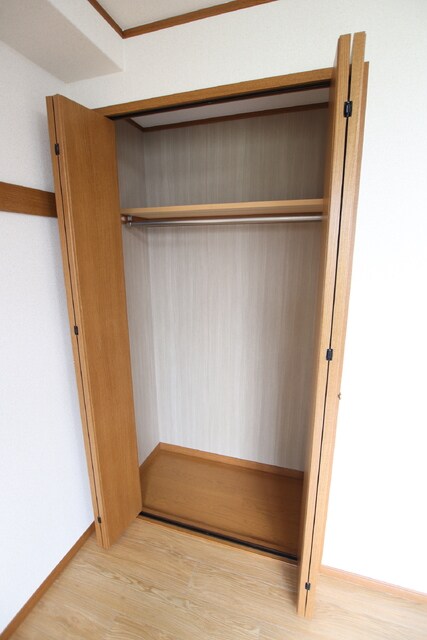 物件内観写真9　(★ハンガーパイプ付きのクローゼット★)
