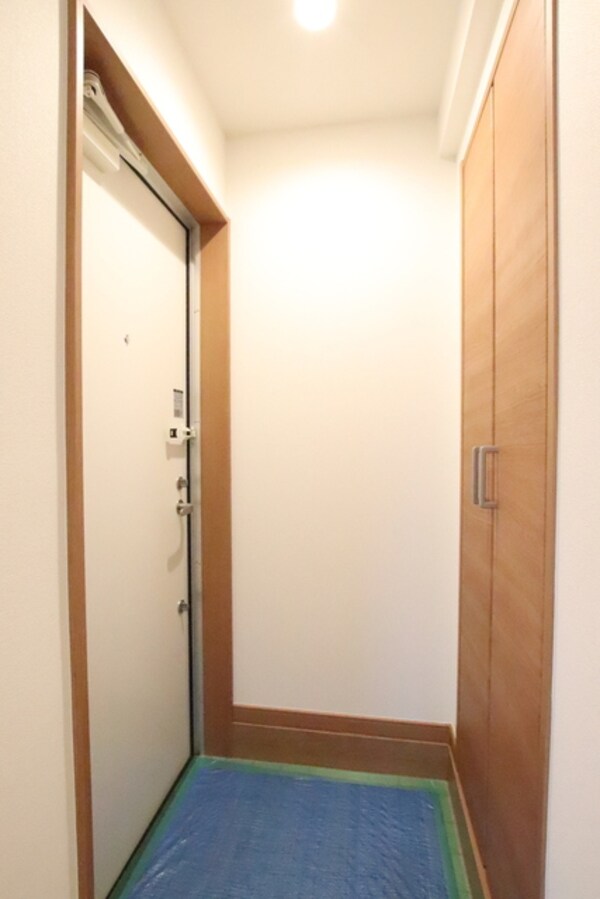 玄関(階段収納スペース有ります★)