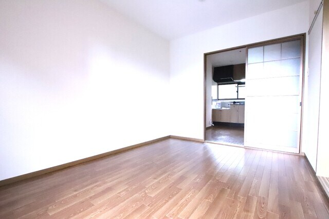 物件内観写真8　(6帖の洋室♪)