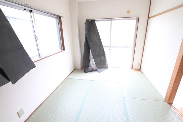 物件内観写真10　(２面採光のお部屋です♪)