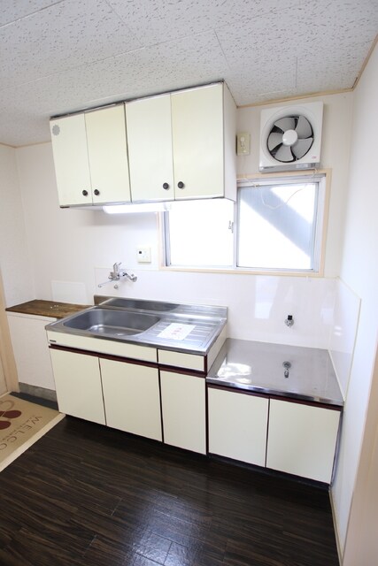 物件内観写真8　(★吊戸棚があり収納豊富なキッチン★)