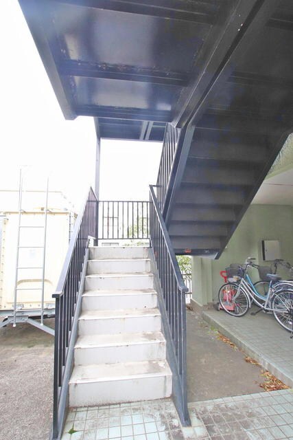 物件外観写真4　(共用階段)