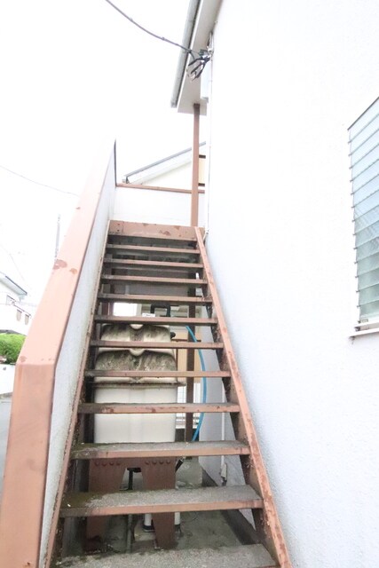 物件外観写真5　(2F入口)