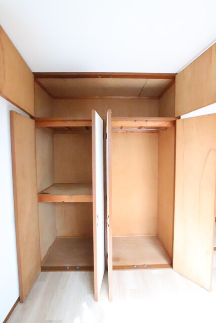 物件内観写真13　(洋室収納)