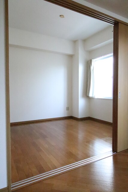 物件内観写真9　(5帖の洋室)