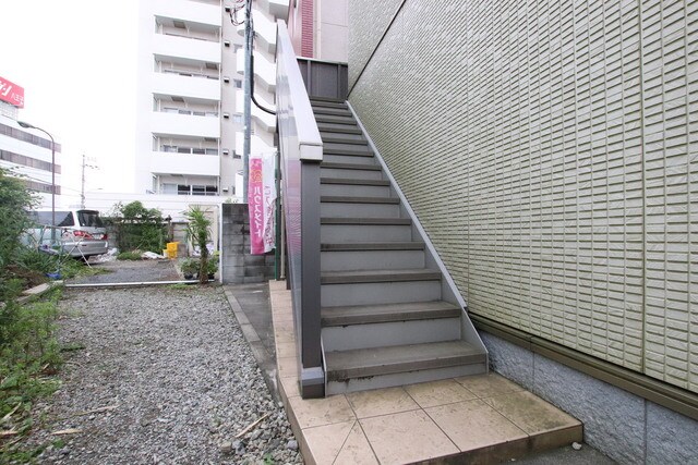 物件外観写真6　(共用階段)
