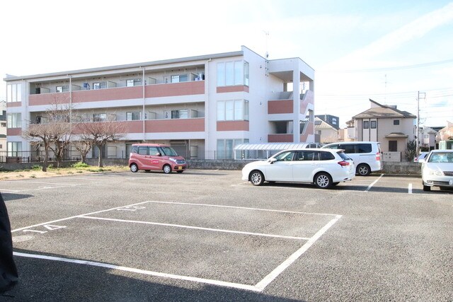 物件外観写真4　(駐車場（要空き確認）)