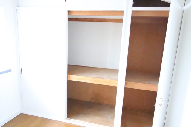 物件内観写真19　(洋室の収納です！)