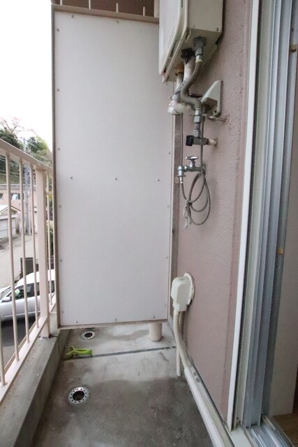 物件内観写真12　(バルコニーに洗濯機置場があります♪)