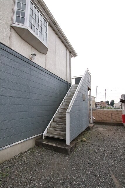 物件外観写真6　(2階への共用階段)