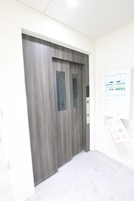 物件外観写真5　(エレベーター♪)
