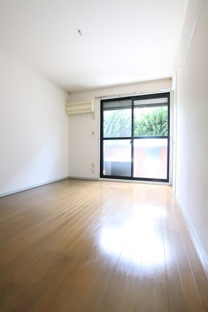 物件内観写真5　(6帖のお部屋です♪)