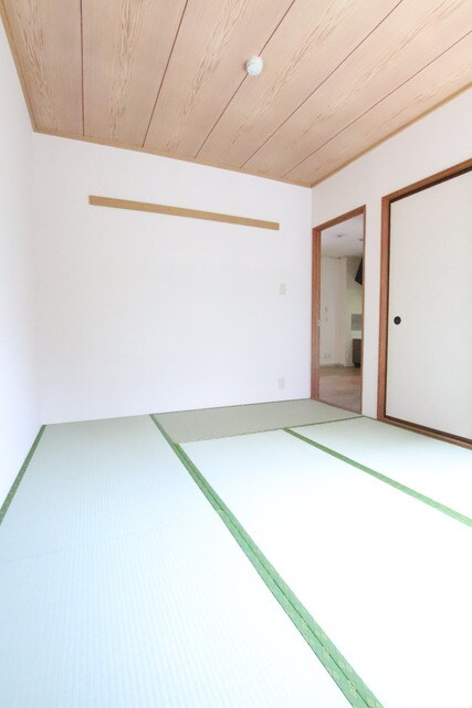 物件内観写真8　(6畳の和室です♪)