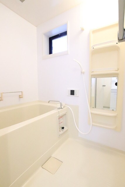 物件内観写真9　(窓付のお風呂です♪)