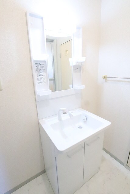 物件内観写真13　(シャワー付独立洗面化粧台です♪)