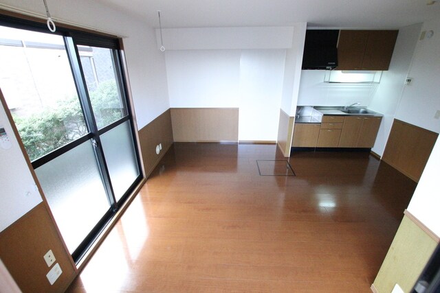 物件内観写真5　(12.5帖のリビングです)