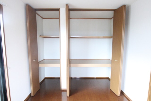 物件内観写真19　(2階洋室の収納です)