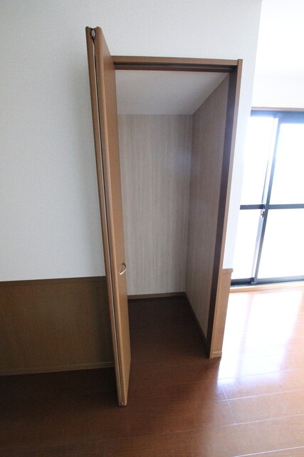 物件内観写真27　(1階ダイニングスペースの収納です)