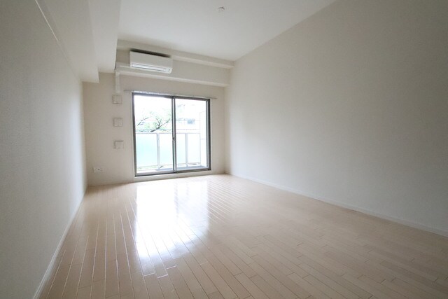 物件内観写真6　(白を基調とした清潔感のあるお部屋です)