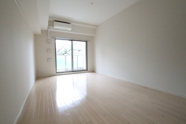 寝室(白を基調とした清潔感のあるお部屋です)