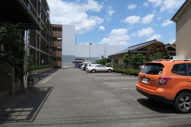 物件外観写真4　(駐車場（要空き確認）)