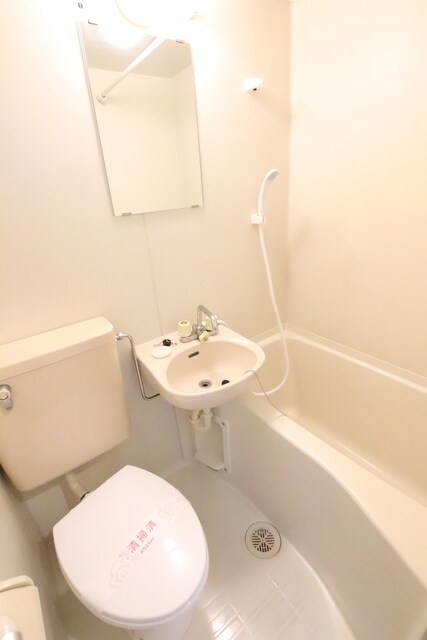 物件内観写真10　(バストイレ同室です♪)