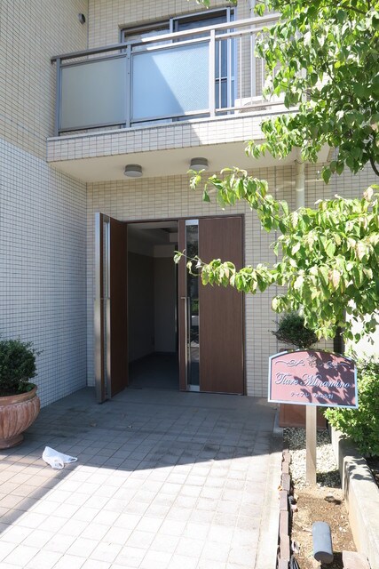 物件外観写真7　(建物入口)