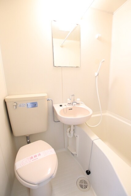 物件内観写真10　(バストイレ同室です♪)