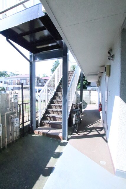 物件外観写真7　(共用階段)