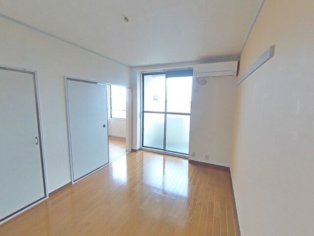 リビング(6帖の洋室です)