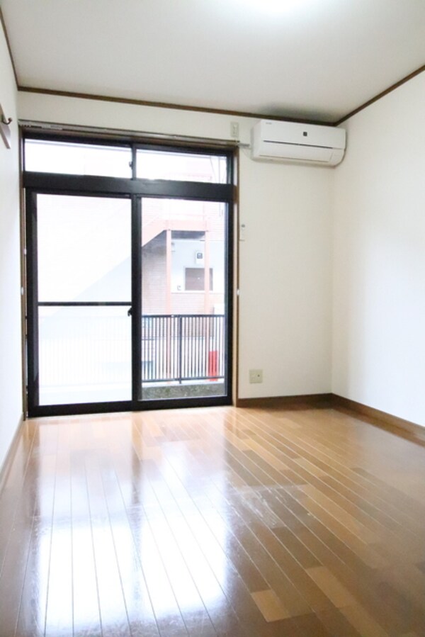 居室(6帖の洋室)