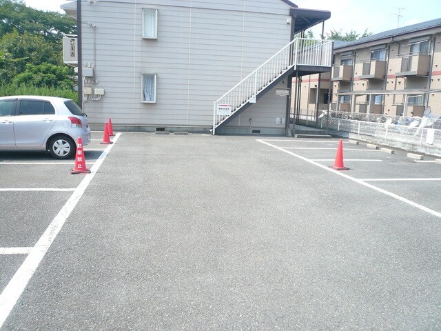 物件外観写真4　(駐車場／要空確認)