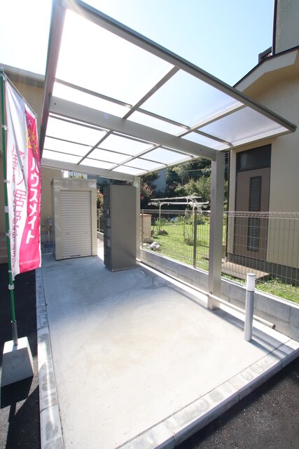 共用設備(屋根付きの駐輪場もあります)