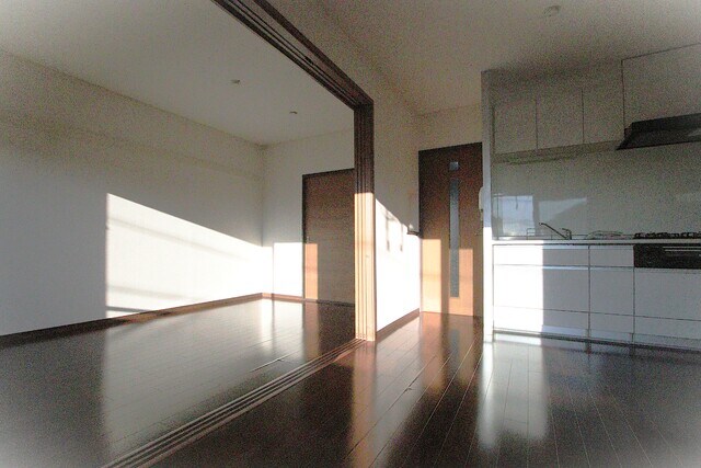 物件内観写真8　(リビングと洋室♪)