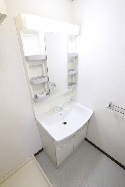 物件内観写真14　(シャワー付き洗面化粧台♪)