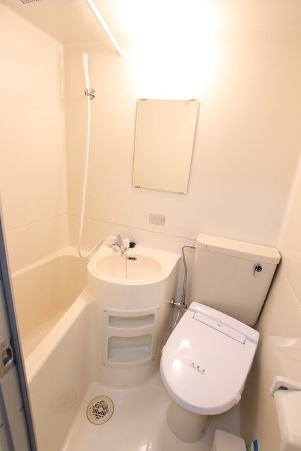 物件内観写真5　(バス・トイレ同室♪)