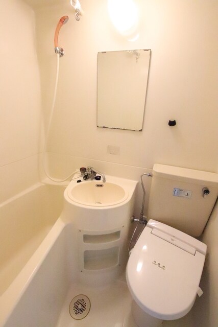 物件内観写真7　(バストイレ同室です♪)